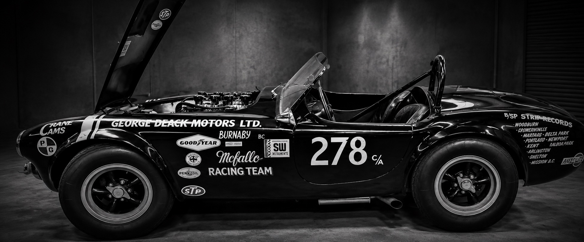 Schwarzer Shelby Cobra Rennwagen in der Werkstatt